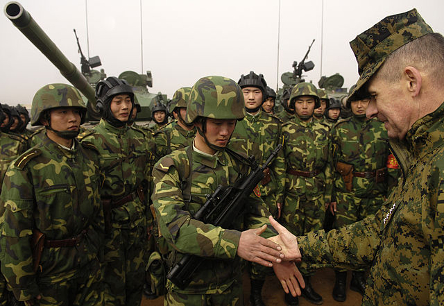 Peter_Pace_shakes_hands_with_a_Chinese_soldier_(Shenyang_Base,_China,_March_24_2007)