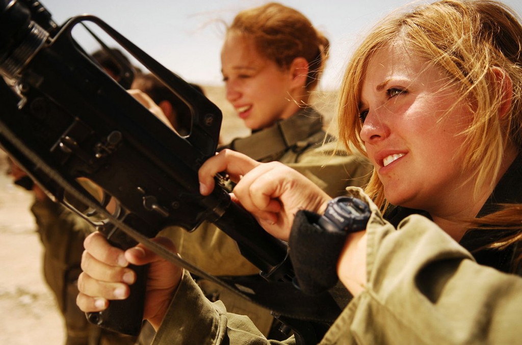 1200px-Flickr_-_Israel_Defense_Forces_-_Female_Soldiers_Unload_their_Weapons
