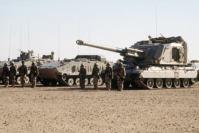 640px-AuF1_and_AMX-10P_(Royal_Saudi_Land_Force)