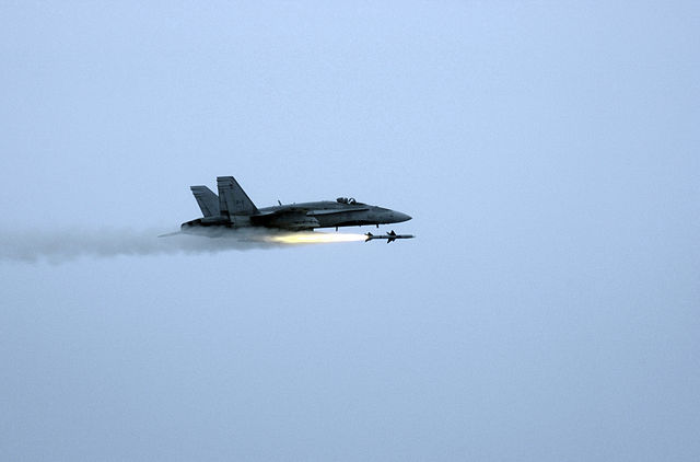 640px-CF-18_Hornet_fires_AIM-7_Sparrow_2004