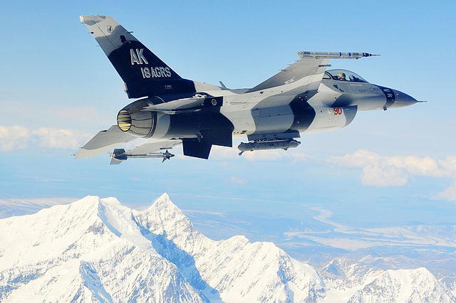 640px-F-16_fighting_falcon (1)